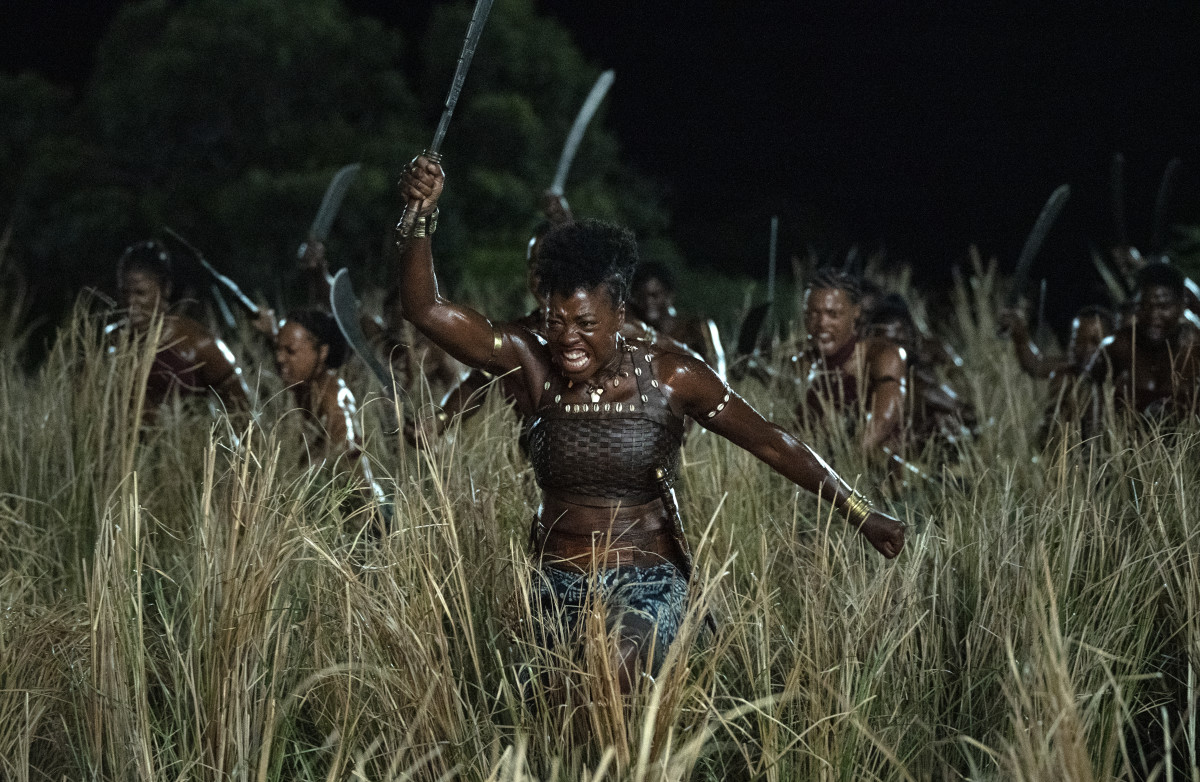 Nanisca leading the Agojie into battle.