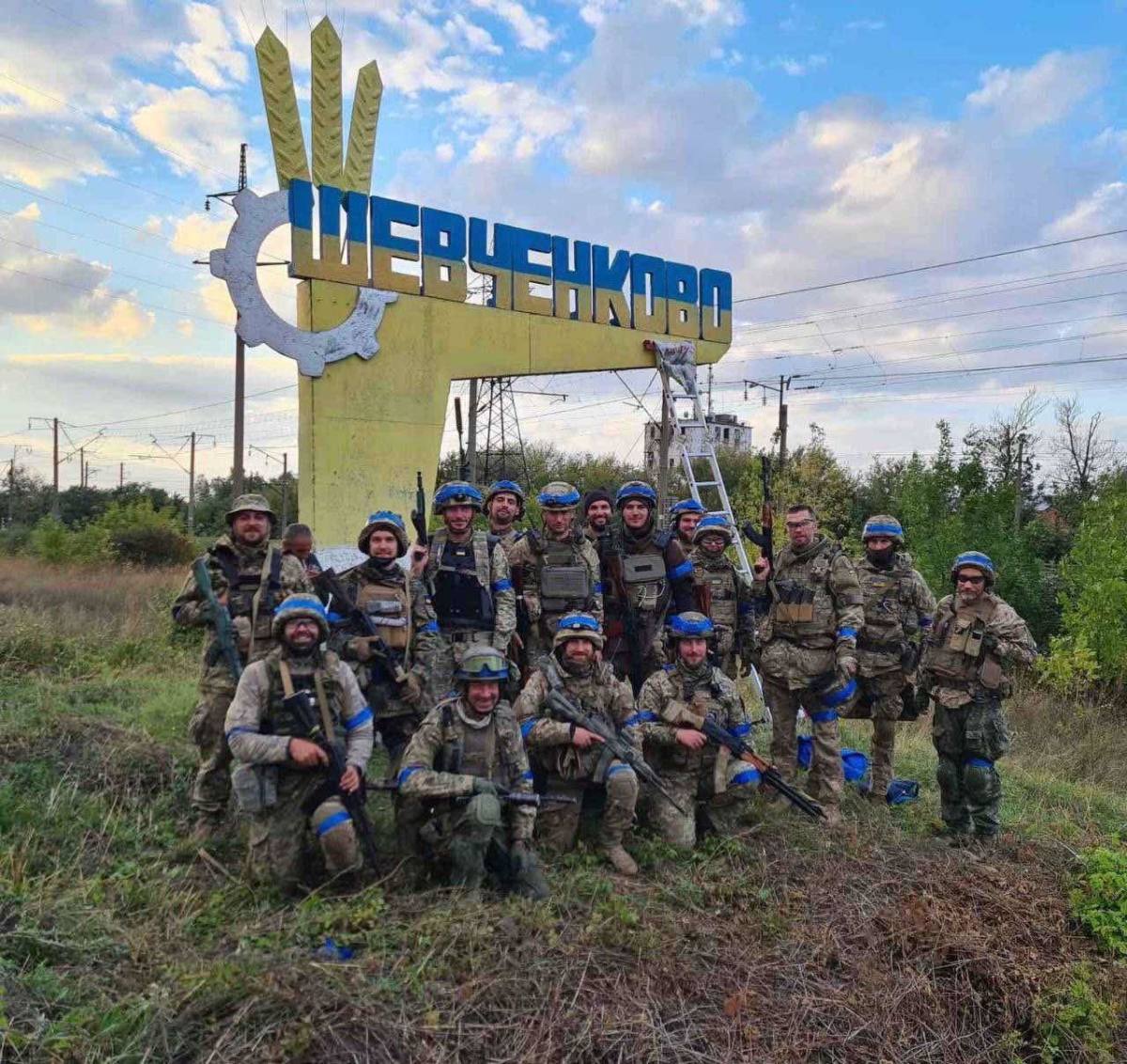 Ukrainian Territorial Defense soldiers in front of Shevchenkove. These have been shown to be rather effective given their high motivation, very useful at supporting the regular army and providing the base for future military expansion 