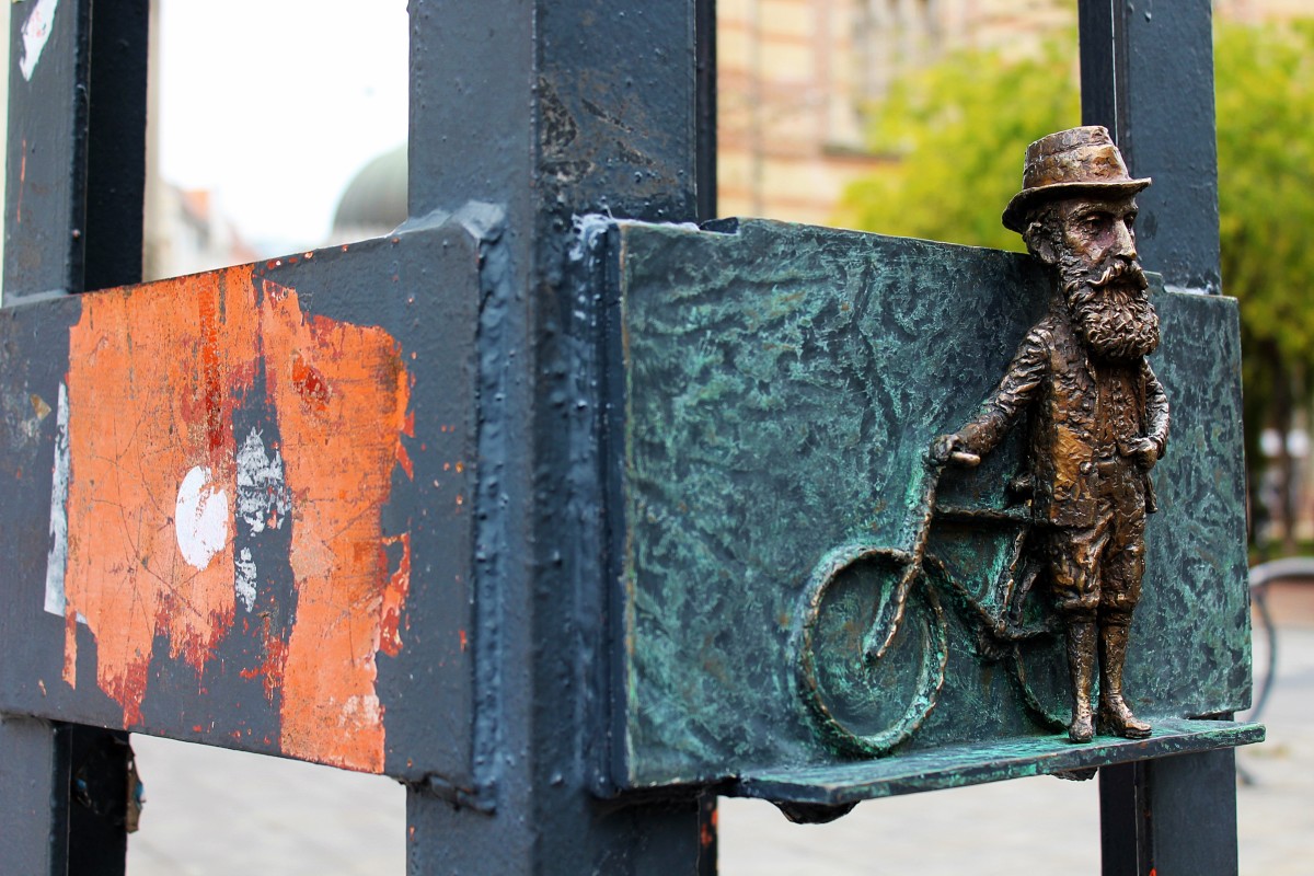 only-in-budapest-special-hidden-mini-statues-are-the-coolest-street-art-creations