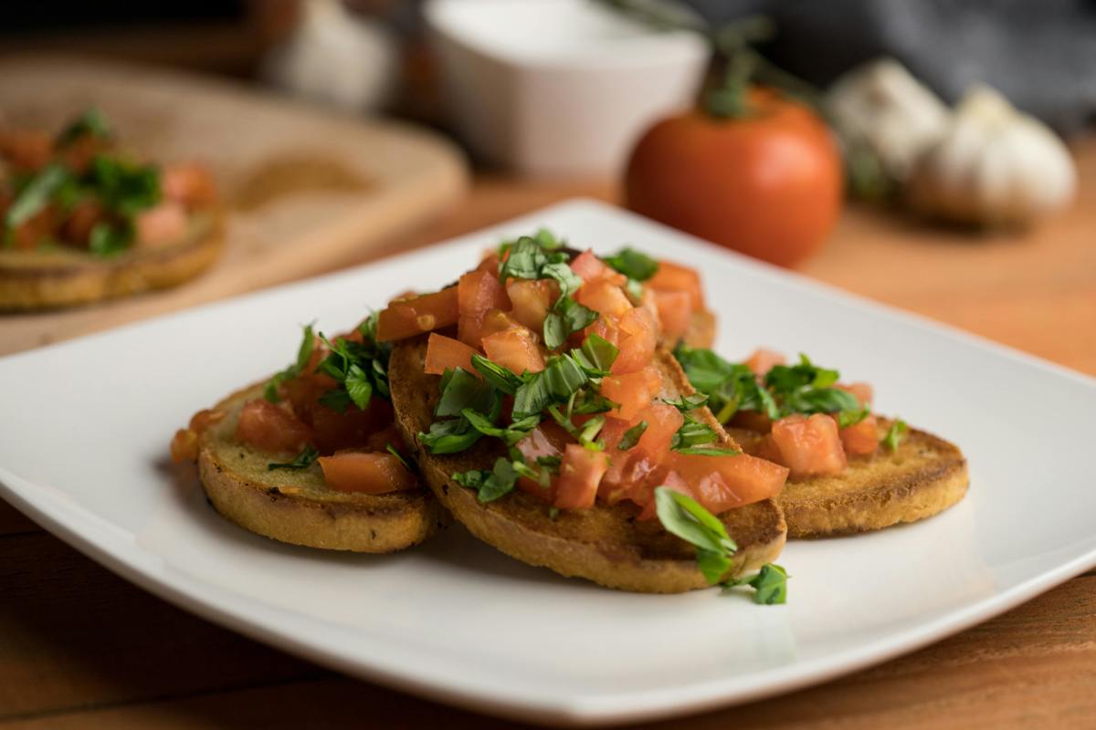 Fragrant Tomato and Basil Bruschetta with Toasted Baguette
