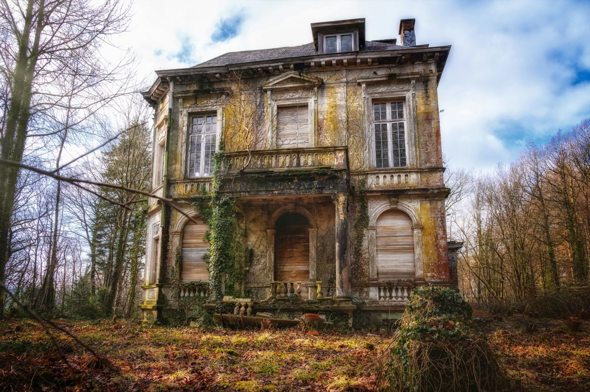 Haunted Abandoned House Filled With Ghosts!