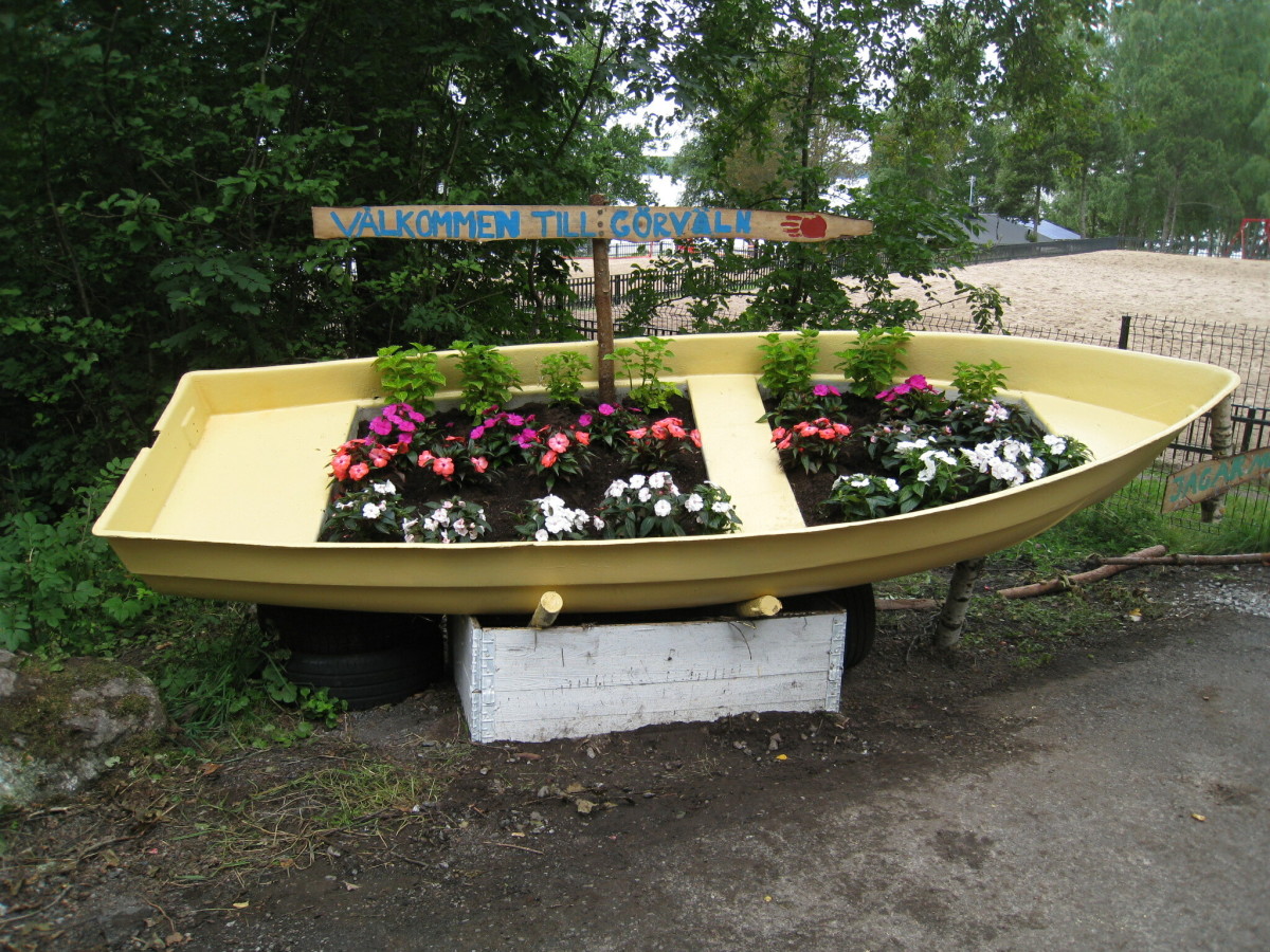 Upcycling an Aluminum Boat Into a Raised Garden Bed