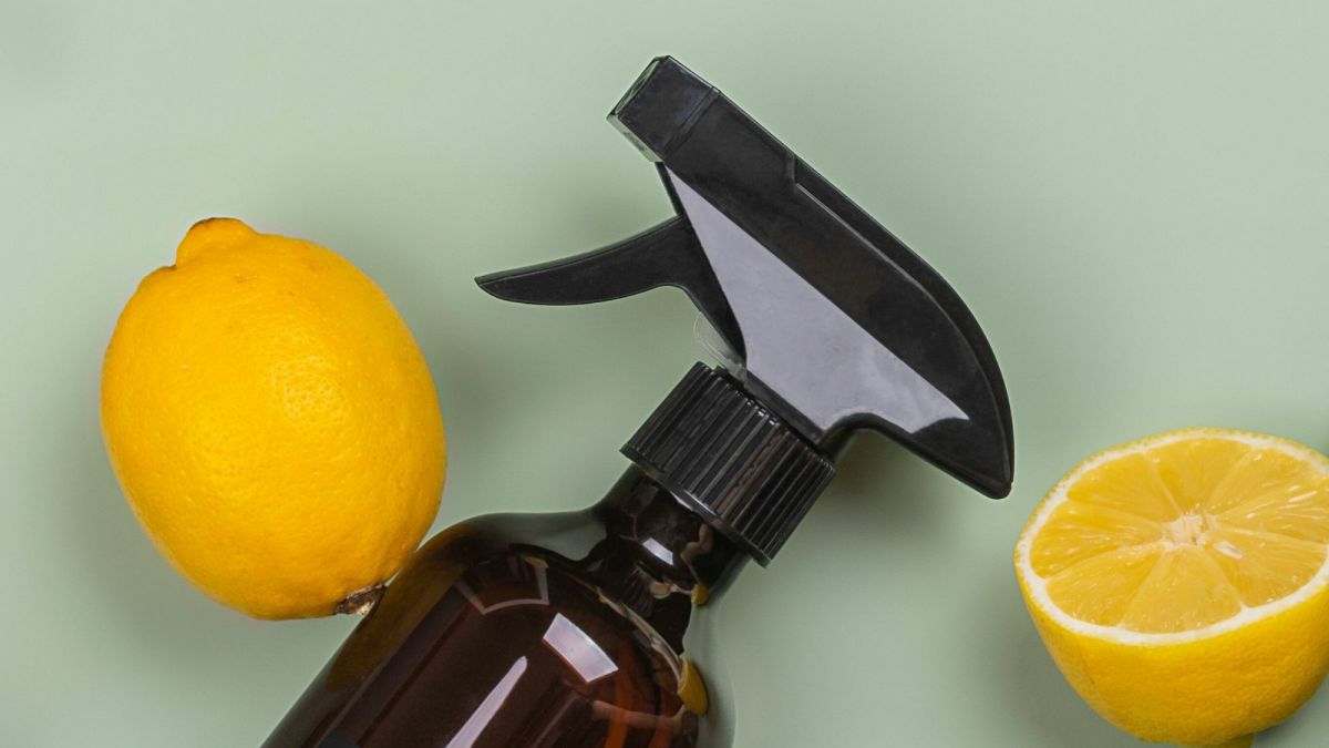 Lemon juice can neutralize smells.