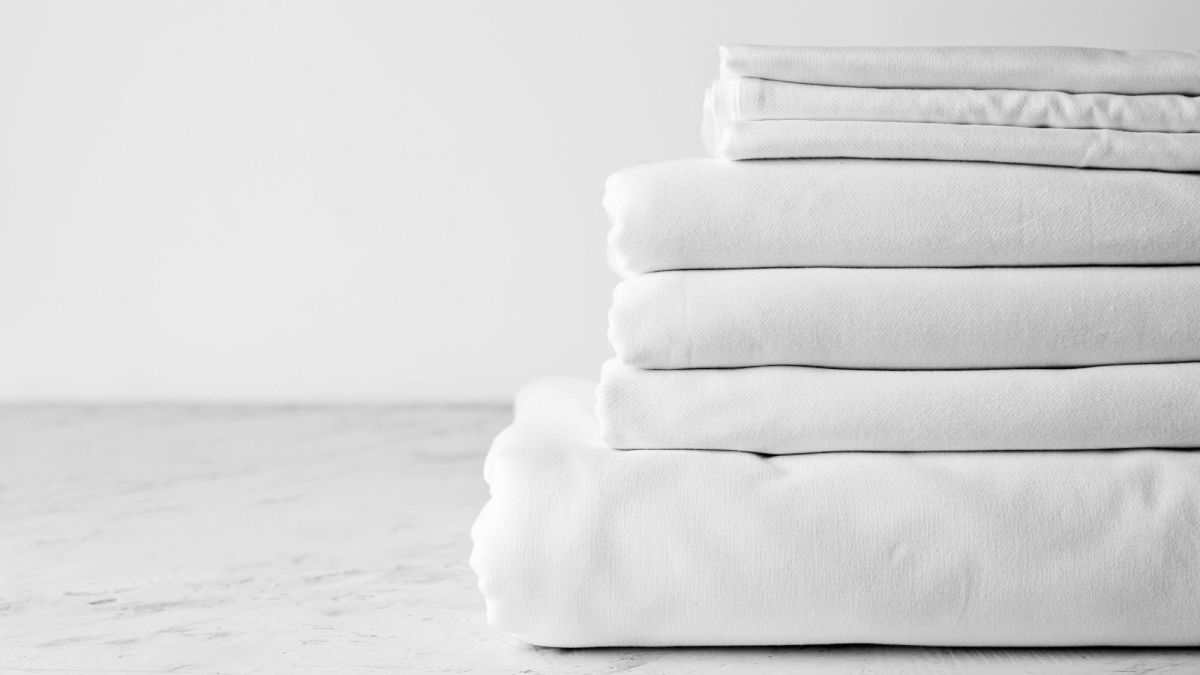 How to Remove Body Oil Stains and Odors From Bedsheets
