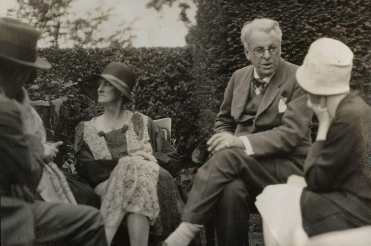 From left to right: Walter de la Mare, Bertha Georgie Yeats, William Butler Yeats, unknown woman. Yeats married Georgie on October 20, 1917.