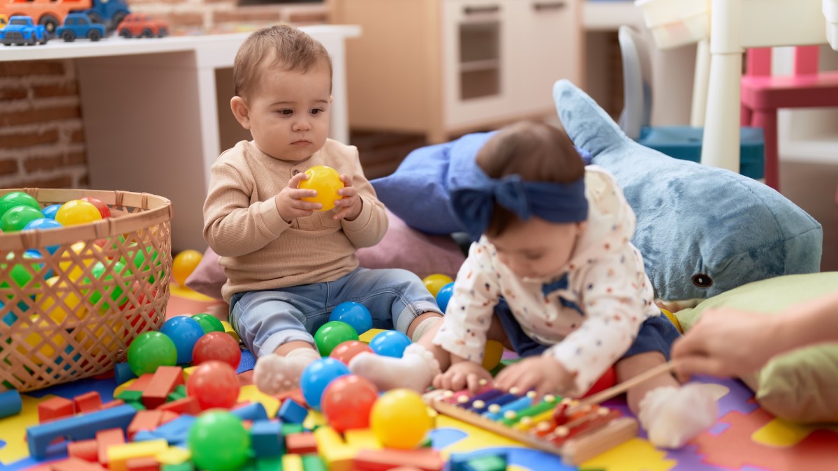 Babies Have Hilarious Battle Over Comfy Chair and It's Priceless ...