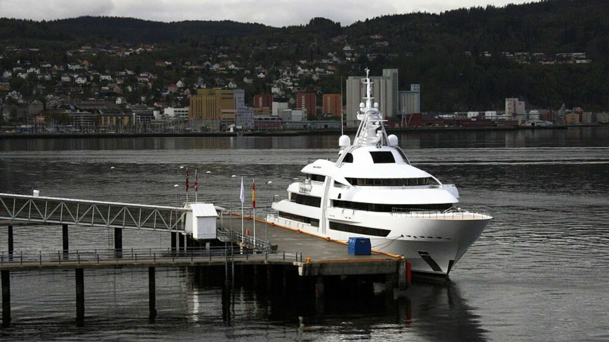 Yachts, Jets and Mansions: Carbon Footprints of the Rich