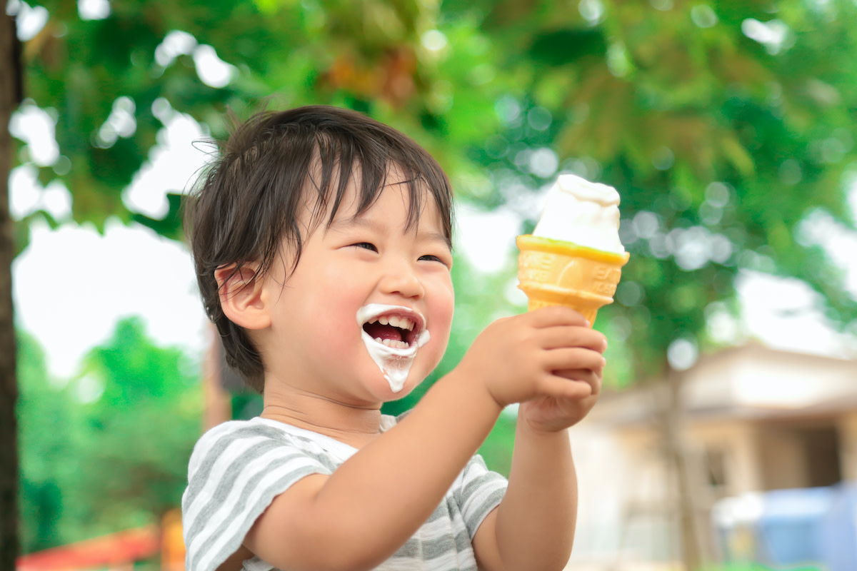 5-Year-Old Hooks Toddler Sister Up With Ice Cream and Her Face Says It ...