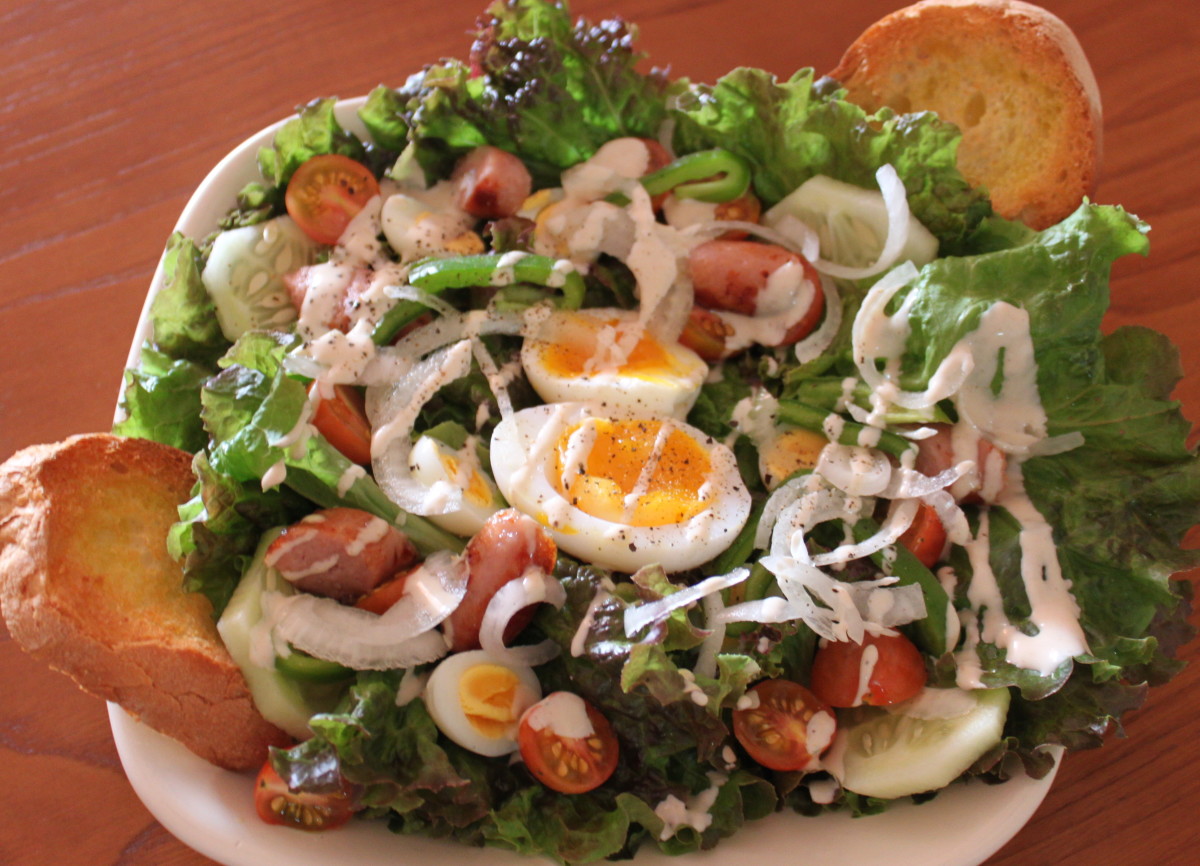 Easy Sunday Brunch: All Day Breakfast Salad With Bacon, Lettuce and Tomato
