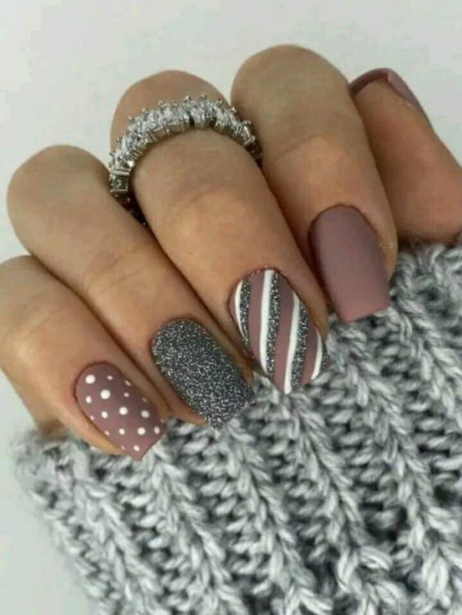 50+ Stunning Winter Nail Art Designs for Christmas and Beyond