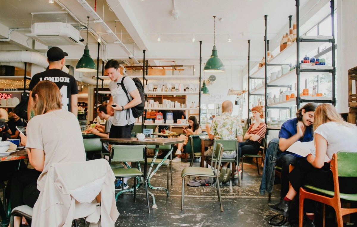 5 Ways To Digitalize Your Restaurant Experience to Keep Customers Coming Back