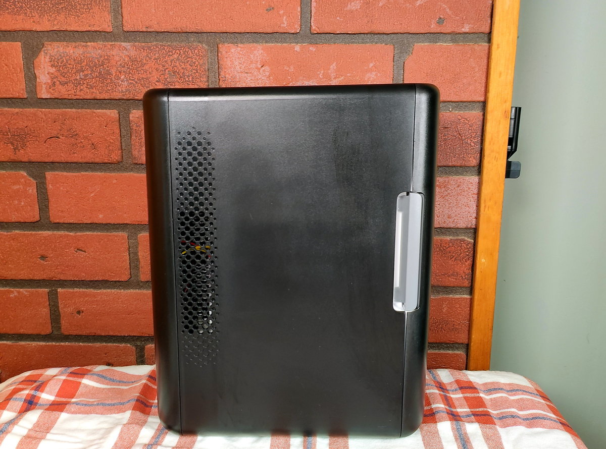 https://images.saymedia-content.com/.image/t_share/MjAwMDg4ODM4NTI4ODM2NzE2/review-of-the-astroai-6-liter-mini-fridge.jpg