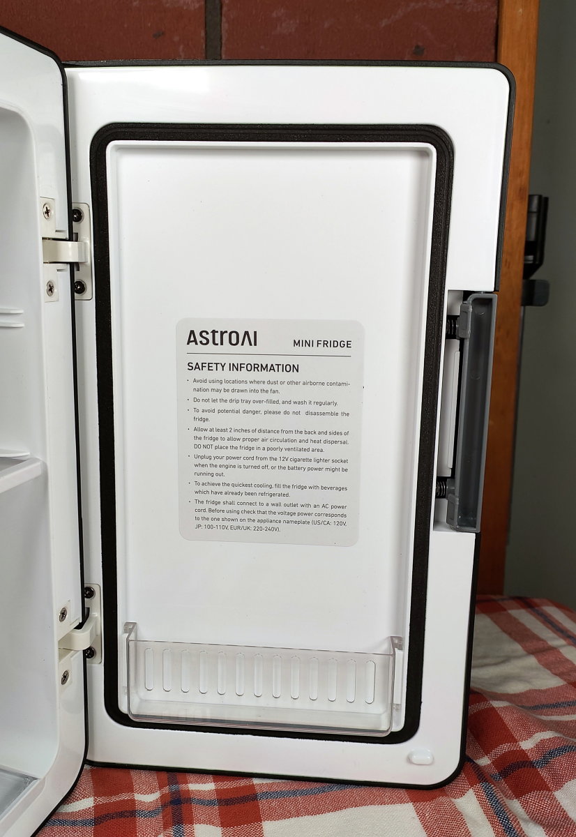 https://images.saymedia-content.com/.image/t_share/MjAwMDg4ODM4NTI5MzYxMDA0/review-of-the-astroai-6-liter-mini-fridge.jpg