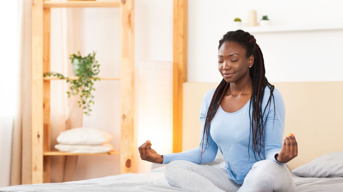 5 Yoga Poses Before Getting Out Of Bed - Boldsky.com