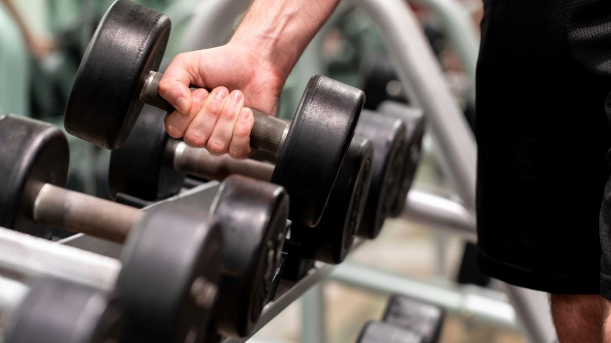 How to Do Close-Grip Rows With Dumbbells