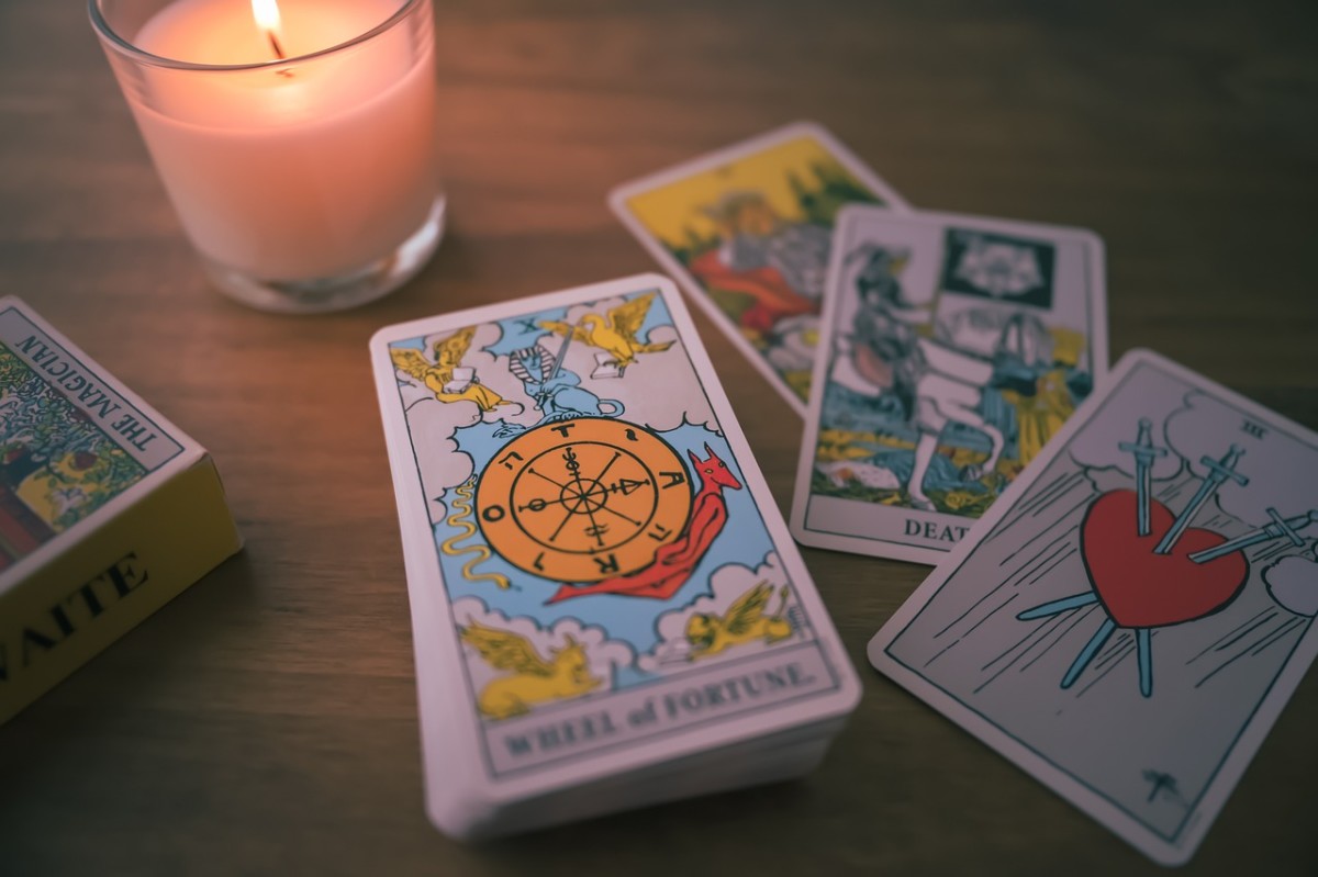 How to Interpret the Wheel of Fortune Tarot Card - HubPages