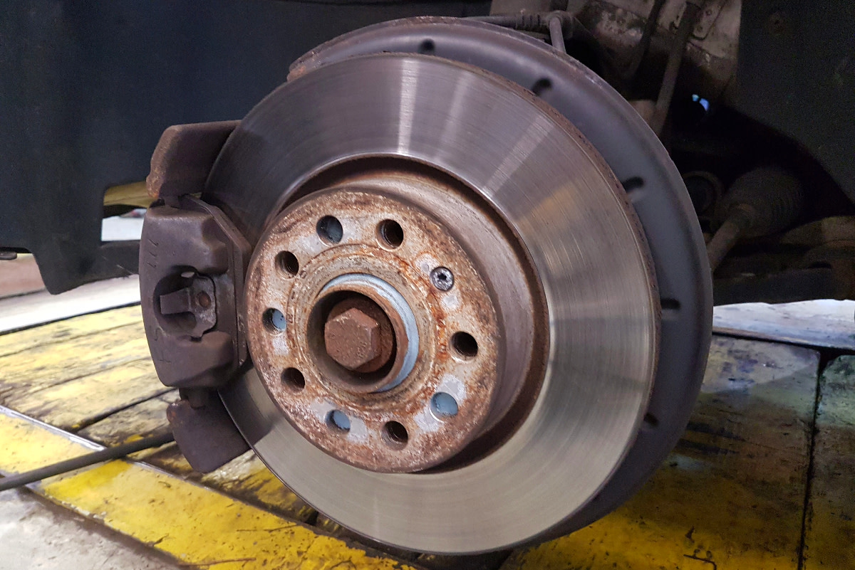 How to Resurface a Brake Rotor on a Rotor Cutting Machine (With Video)