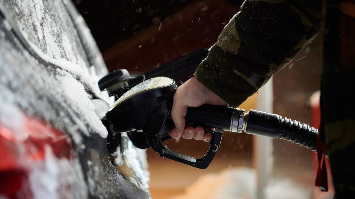 How to Defrost a Frozen Gas Nozzle