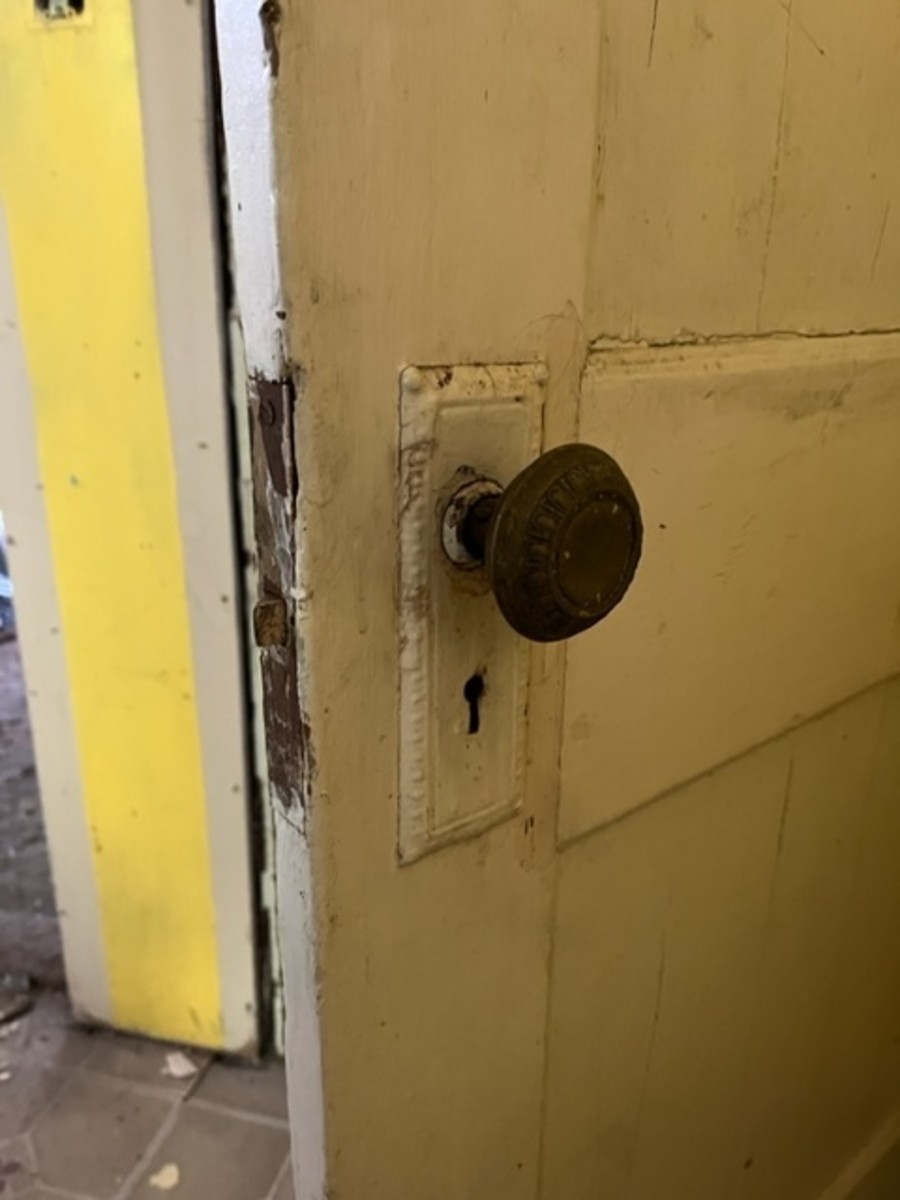 How to Remove a Mortise Lock From an Old Door