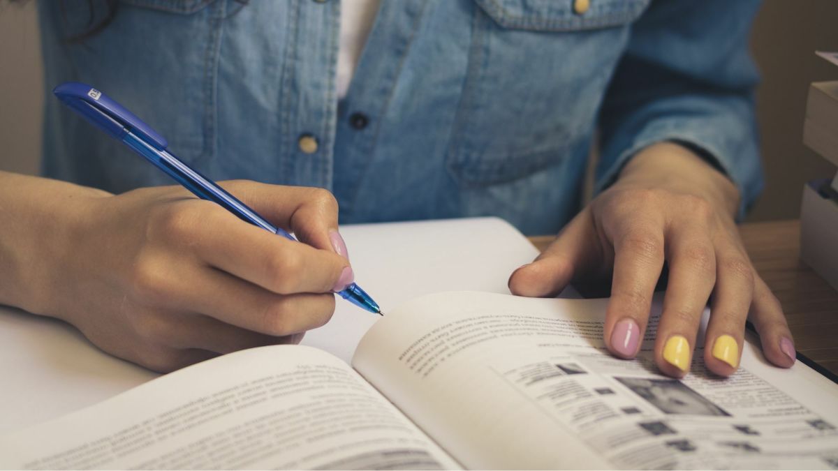 How to Take Notes From College Textbooks the Right Way