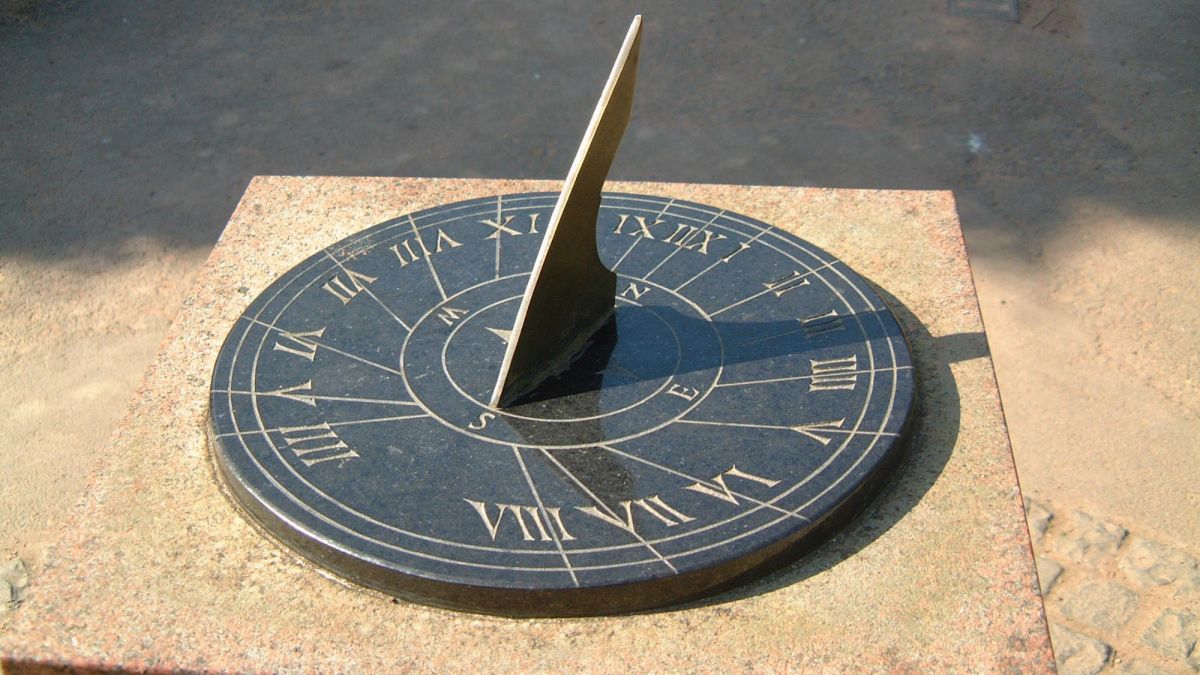How to Make an Equatorial Sundial (With Photos)