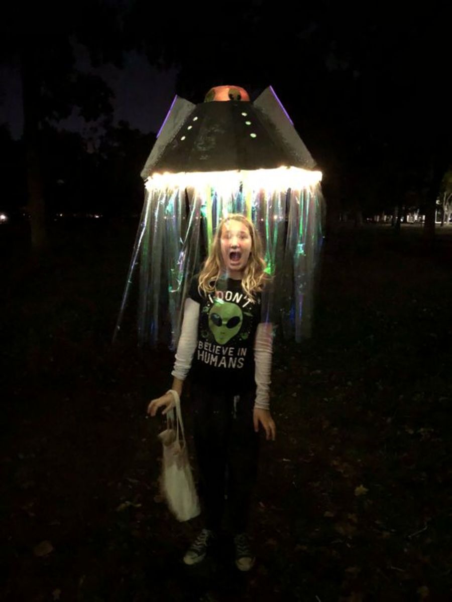 Cardboard UFO Costume  Alien halloween, Family halloween, Halloween kids