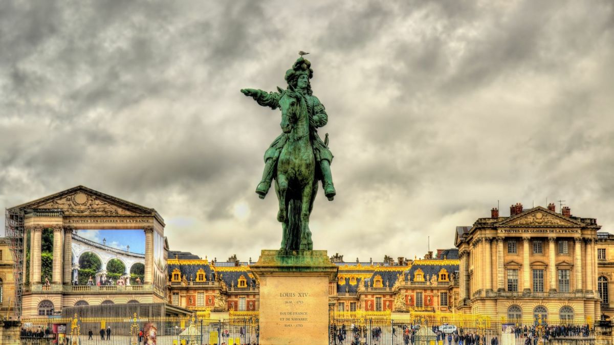 Statue of Louis XIV in front of Versailles
