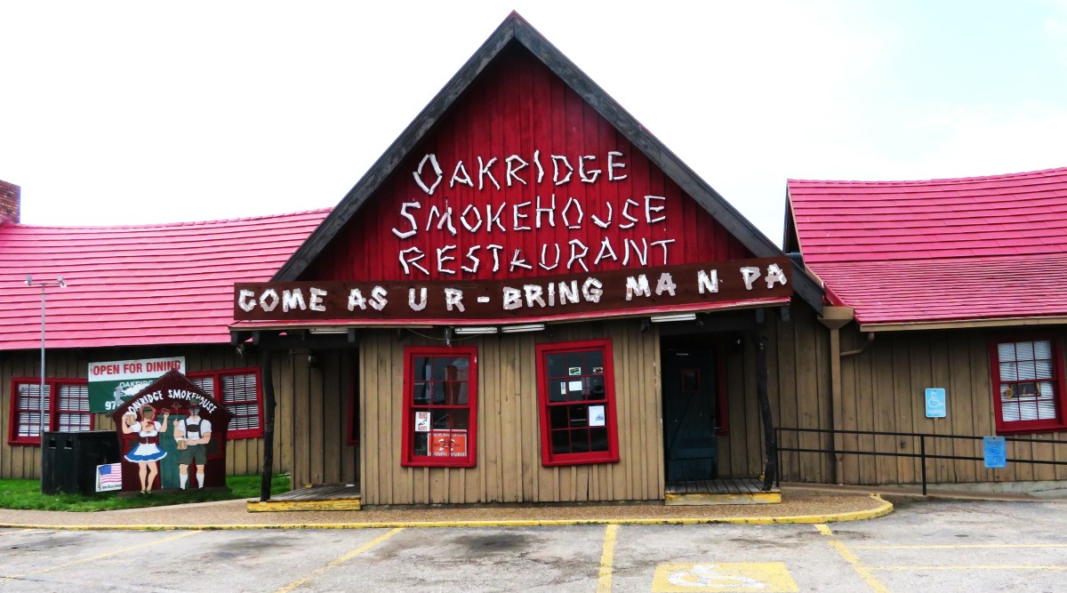 Review of the Oakridge Smokehouse Restaurant in Schulenburg, TX