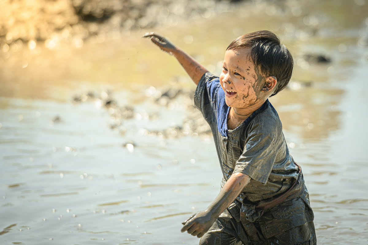 Kid Covered In Mud Becomes Internet’s Sign of Hope - WeHaveKids News