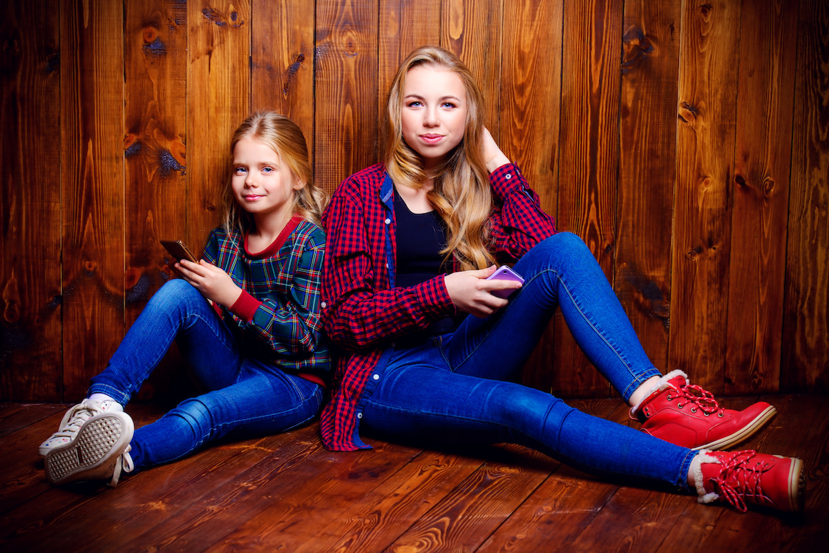 Teen Demonstrates Her Favorite Part Of Having A Younger Sister And 