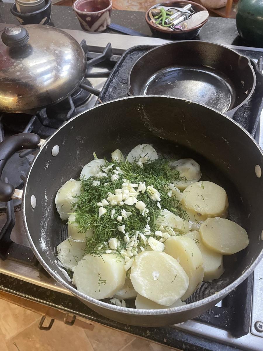 https://images.saymedia-content.com/.image/t_share/MjAxMTQ3OTc2OTI2ODMyNDEw/tvorog-dill-garlic-mashed-potatoes.jpg