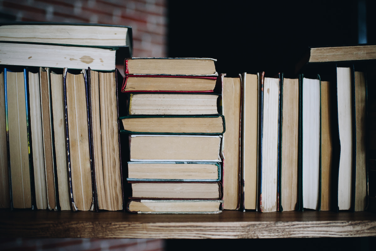 Woman Can’t Cringe Any Harder Over How Sil's Bookshelf Is Organized 