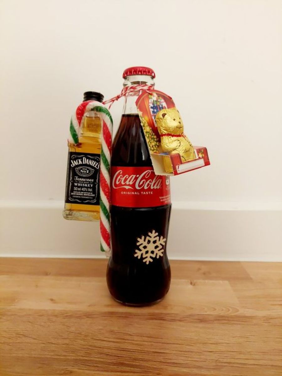 Creative Welcome Neighbor Gift Ideas + #ThatsGold Coca-Cola Giveaway //  Hostess with the Mostess®