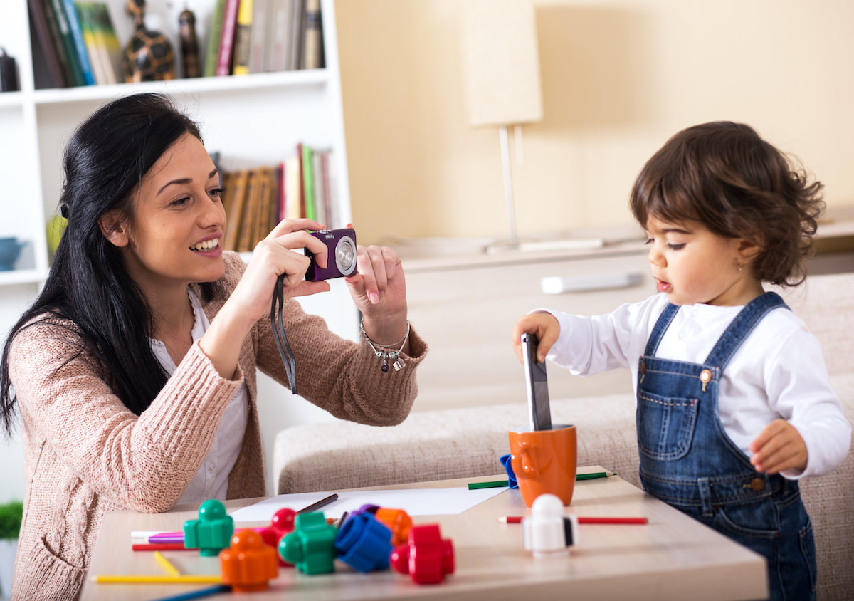 Мама позирует на фотокамеру читать. Забота о больных детях. Child is going to school with father. Мама с дочкой температурят фото. Mother taking.