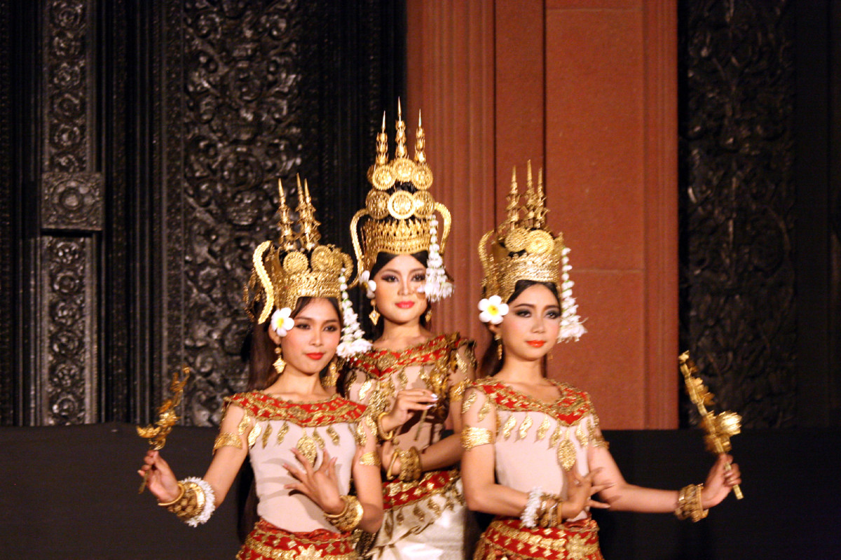 9 Traditional Asian Folk Dances: From Apsara to Tinikling