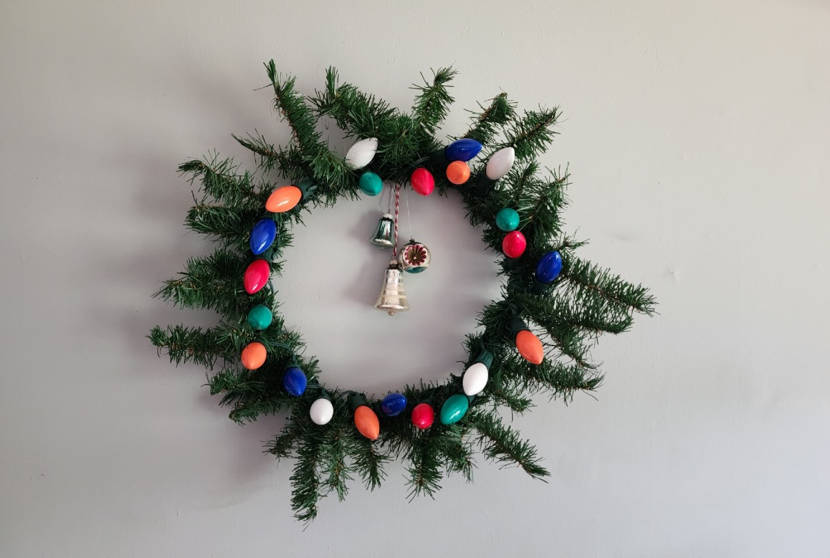 How to Make a Vintage Christmas Light Wreath