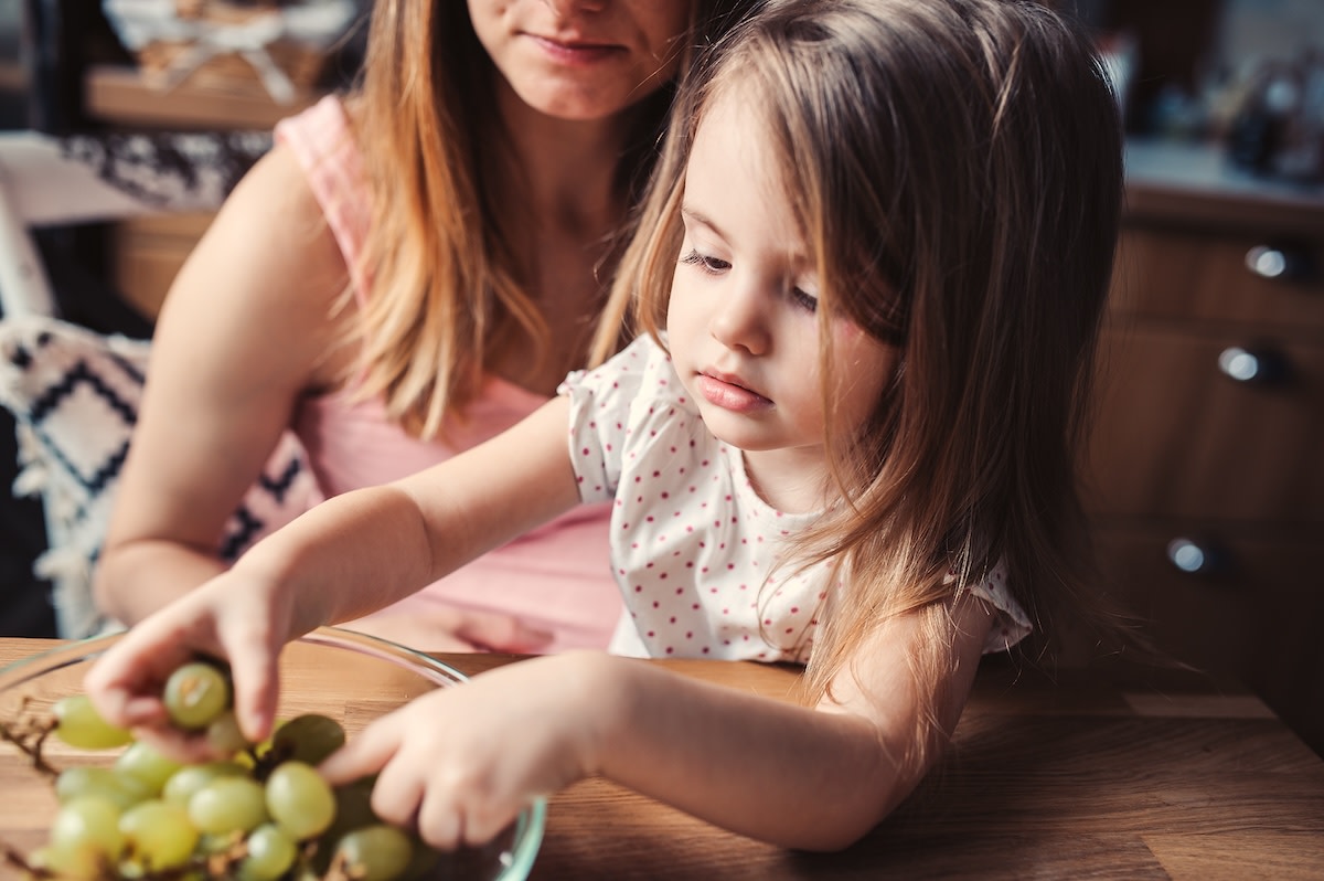 Mom Perfectly Demonstrates Why Parents Need to Cut Up Kid’s Grapes