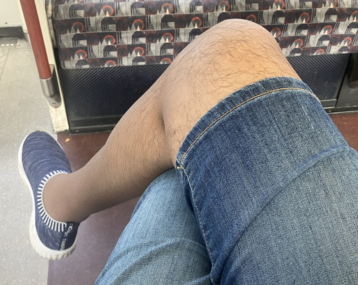 Do men wear pantyhose under jeans with no socks? - Quora