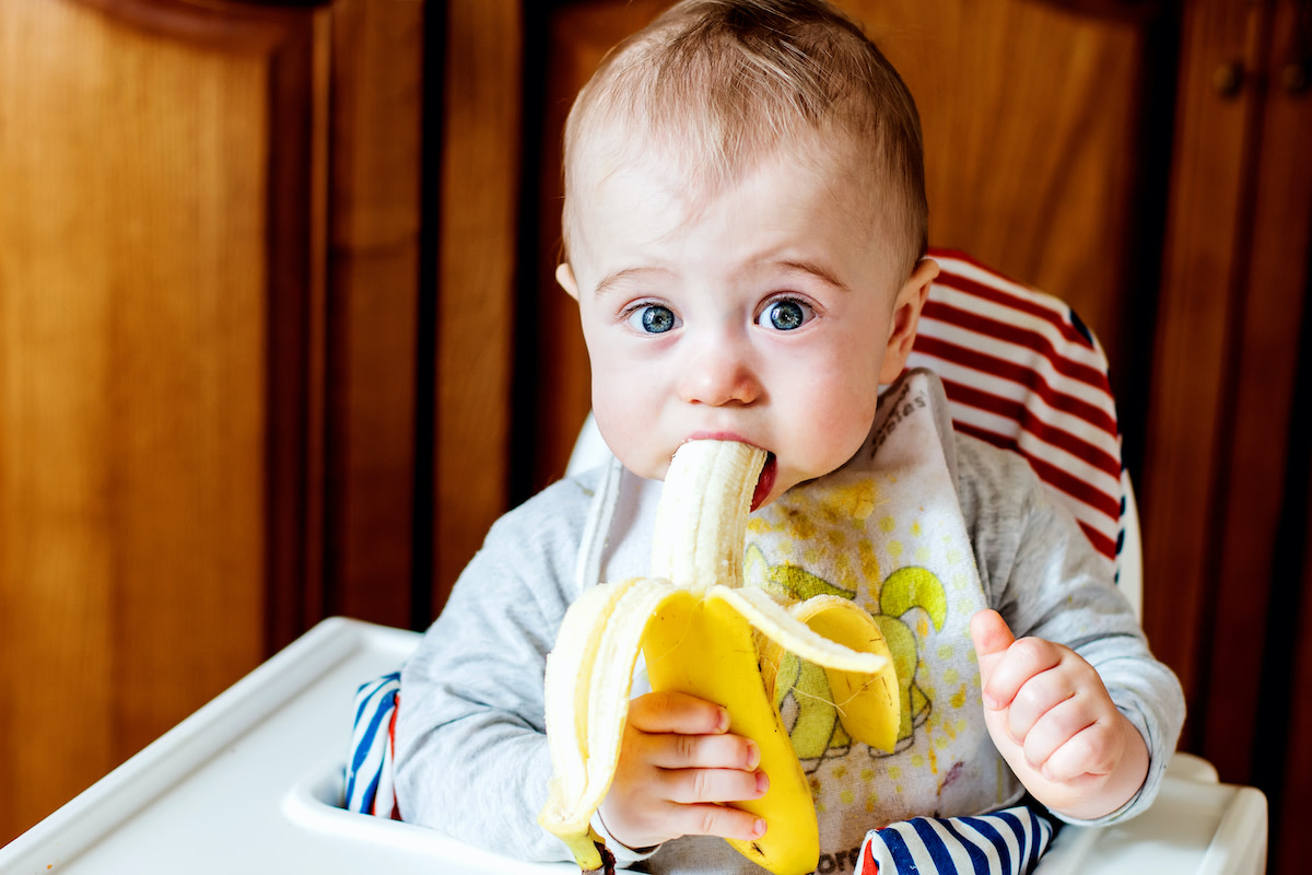 mom-jokes-about-the-fear-of-handing-her-toddler-a-broken-banana-and