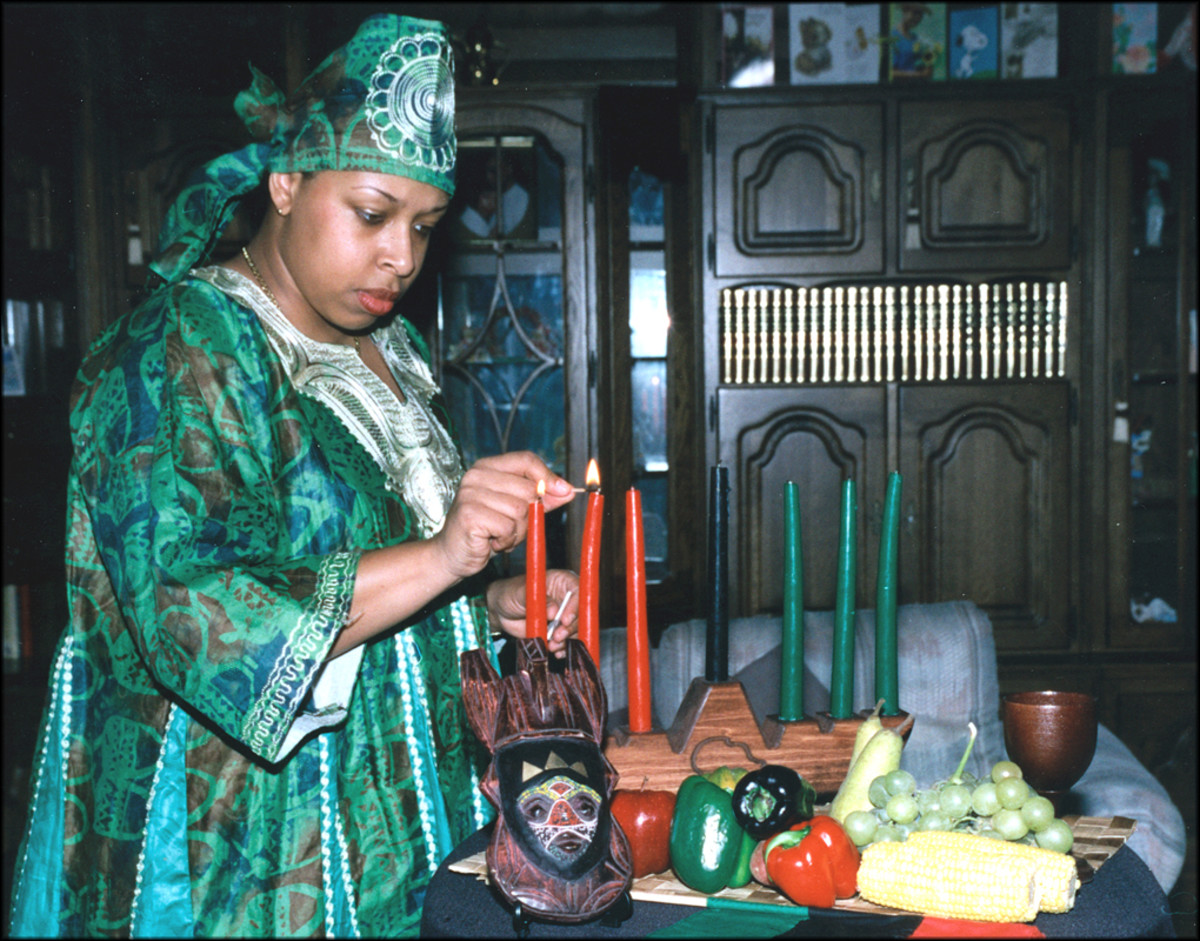 Hanukkah and Kwanzaa Use the Symbol of Candlelight in Celebration. How ...