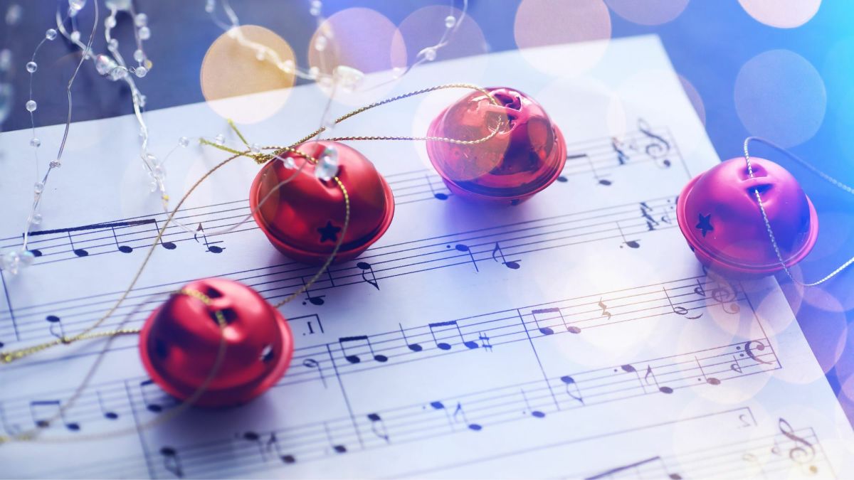 How to Organize a Christmas Caroling Party