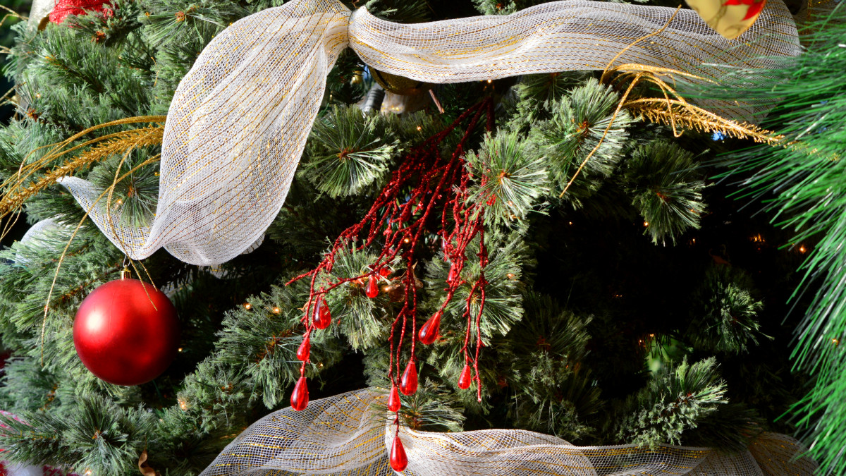 How to Crisscross Ribbons on a Christmas Tree