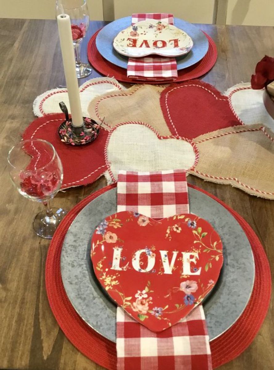 Valentine Table Decorations: Romantic Red and Pattern Mix