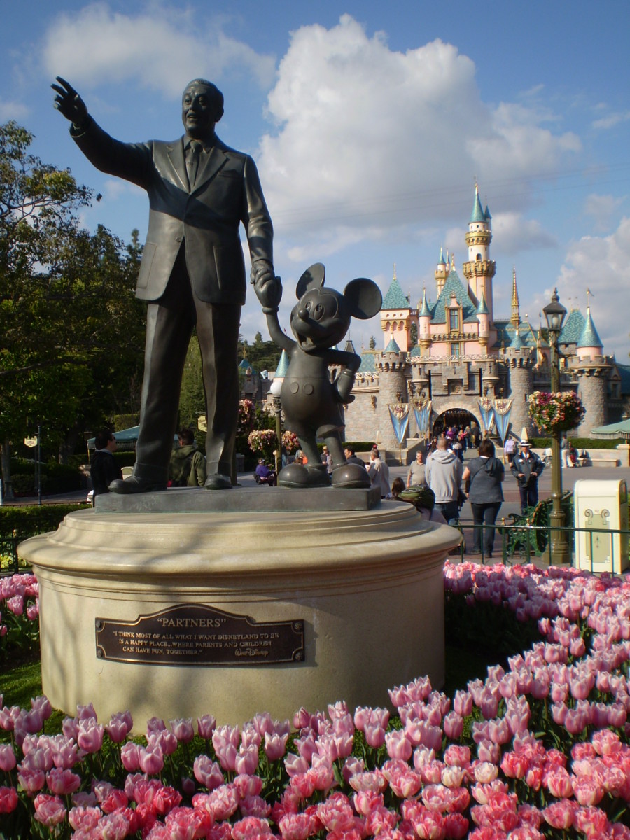 Southern California Theme Parks: Review of Disneyland, Knott's Berry Farm, Legoland, Sea World, and Universal Studios.