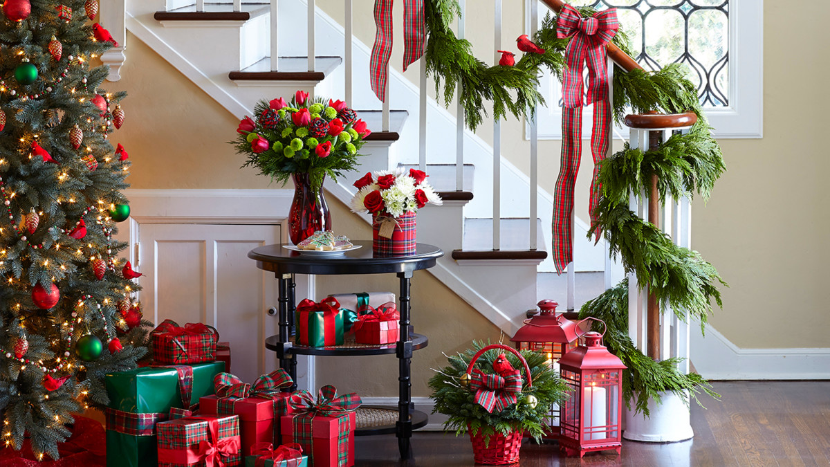 50+ Enchanting Christmas Stairway Decor Ideas