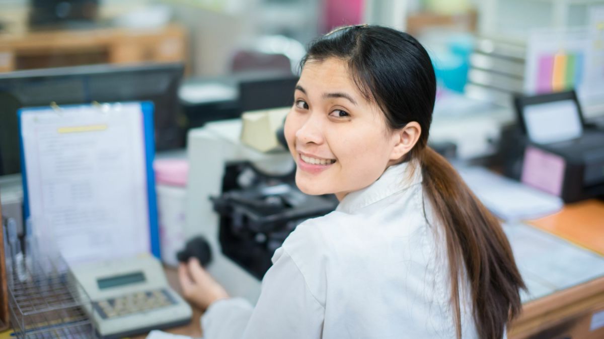 What Does a Hospital Medical Lab Technologist Do?