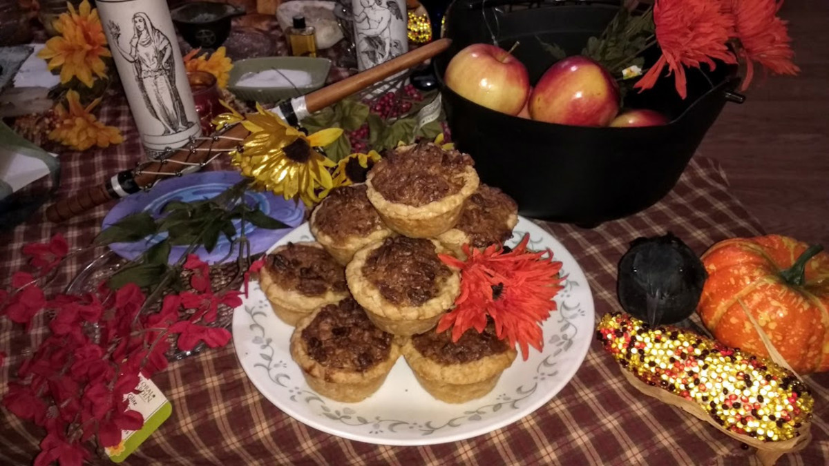 Winter Holiday Baking: Maple Pecan Cup Pies