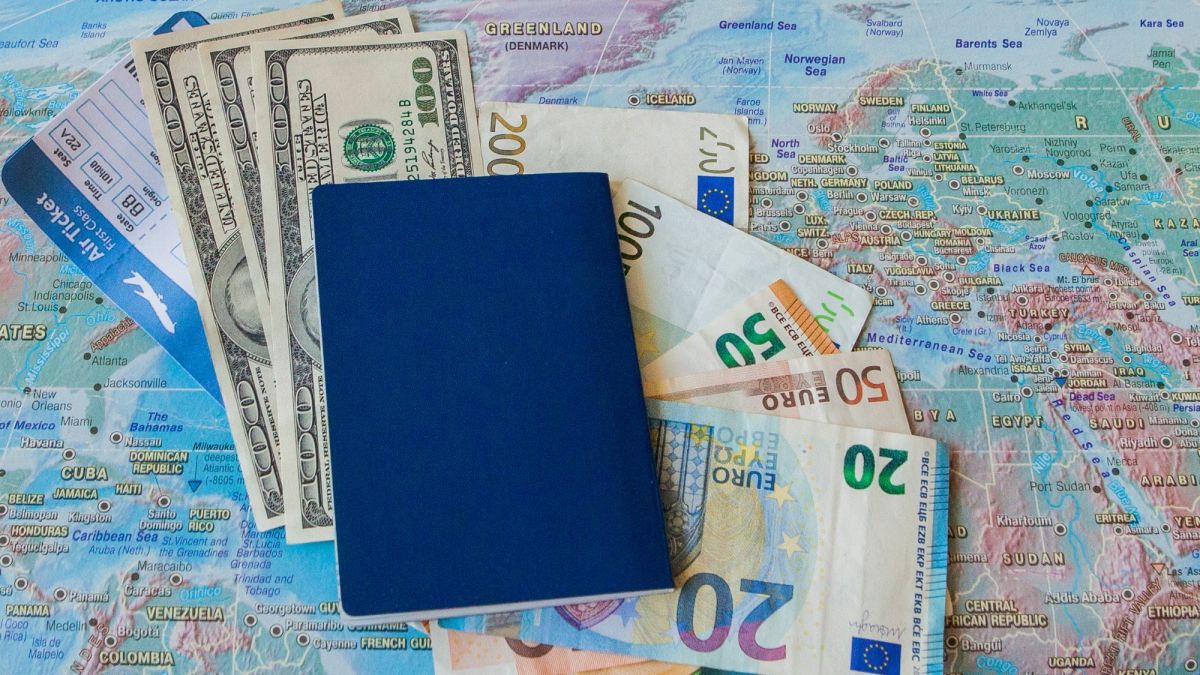 How to Send and Receive Money While Traveling