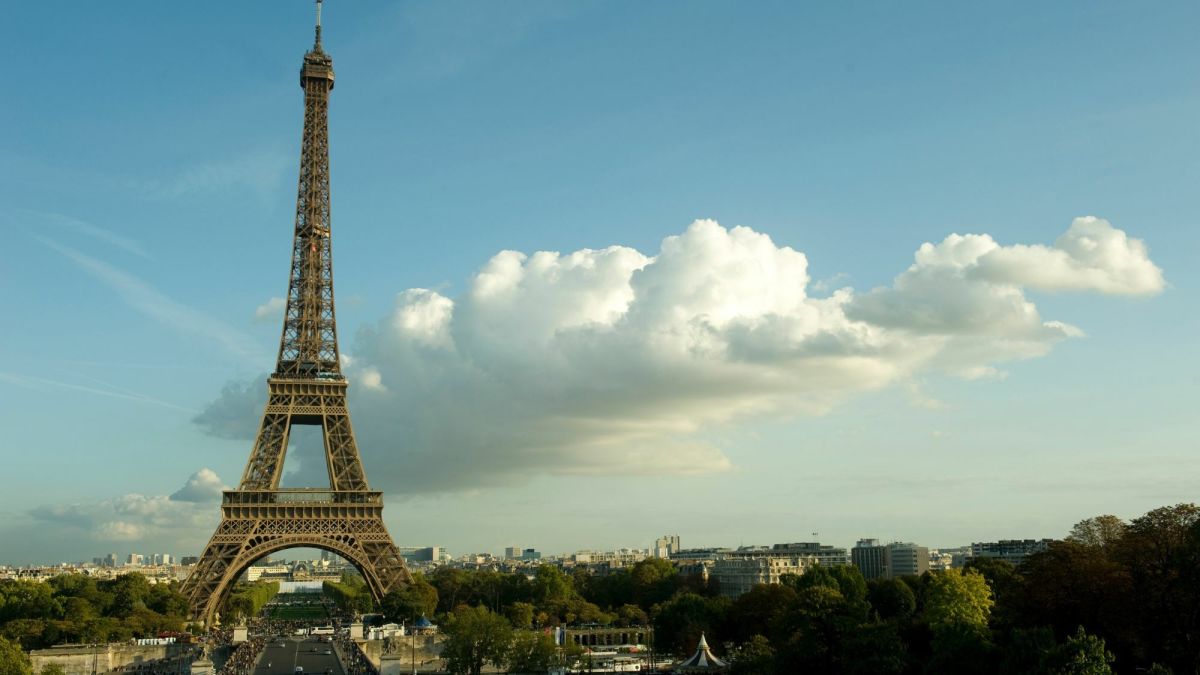 The Eiffel Tower: Fun Facts and a Fantastic Virtual Tour