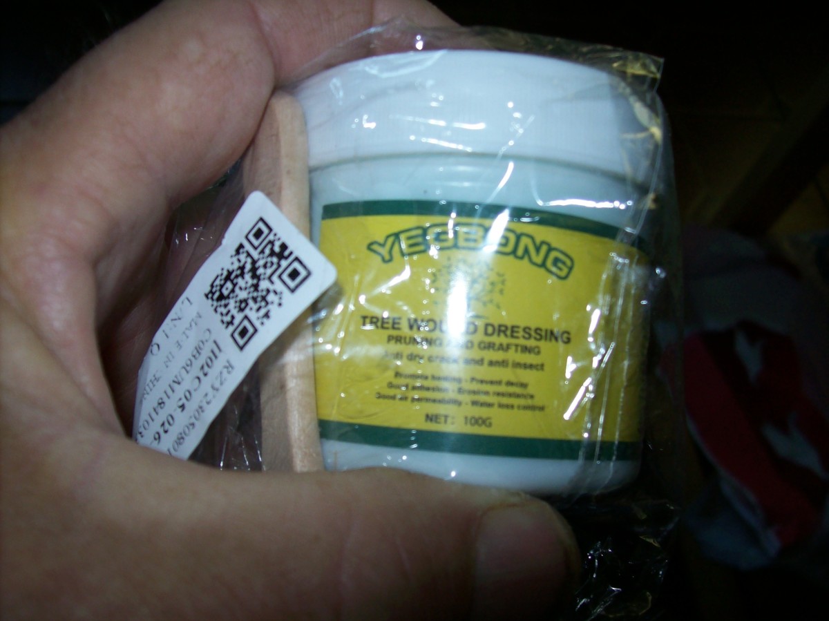 This tree wound sealer is specially designed to protect wounds and cuts on trees, allowing them to grow stronger. It dries in seconds.